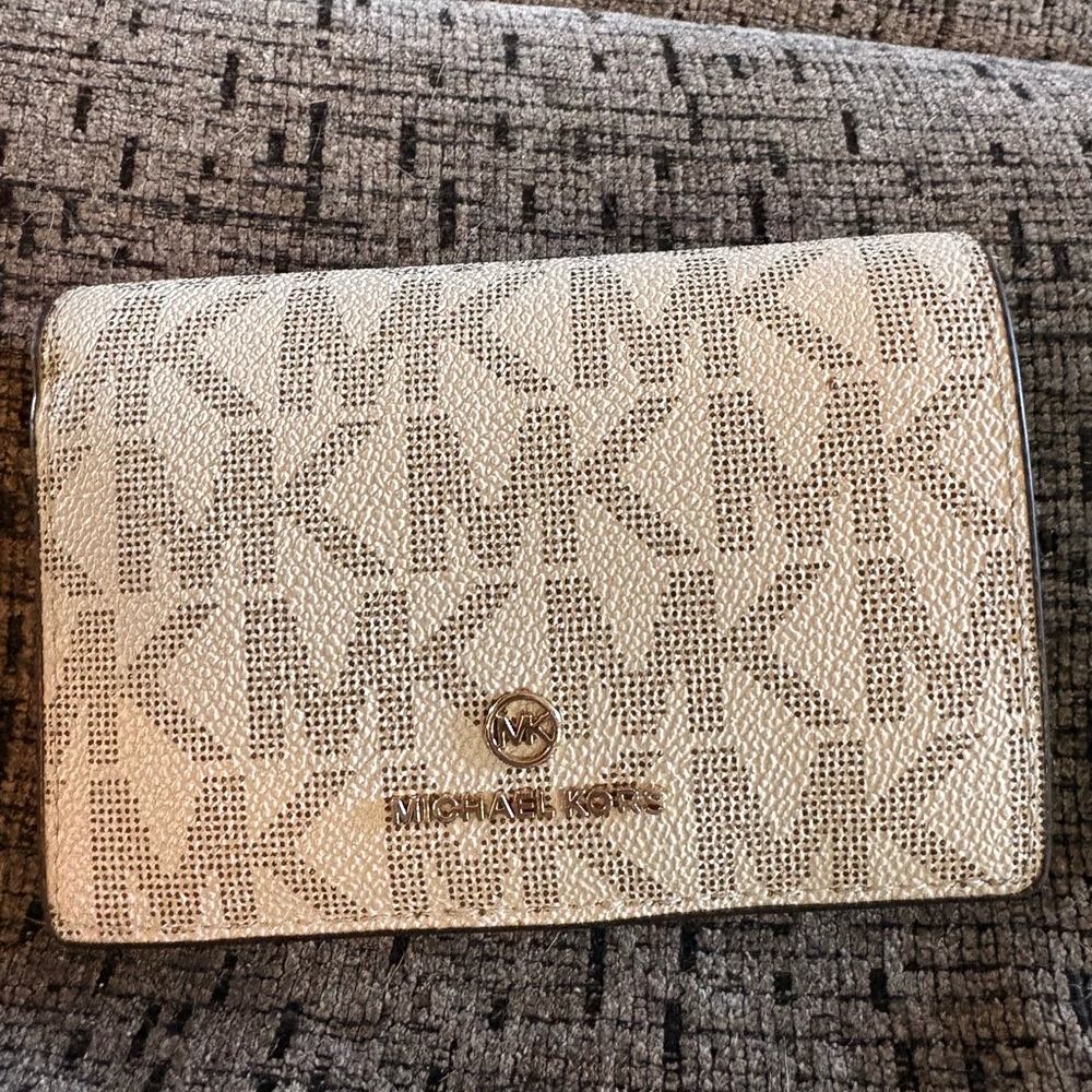 Michael Kors Cream Wallet Classic Elegance